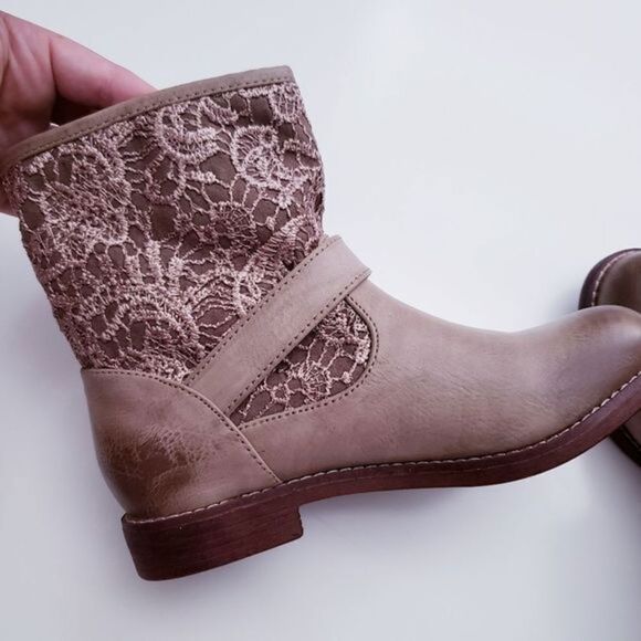 ‎Anthropologie Brown and Cream Distress Washed Lace Crochet Ankle Boots - Picture 5 of 6